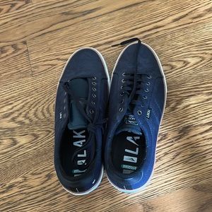 Navy casual sneaker very comfortable and classy